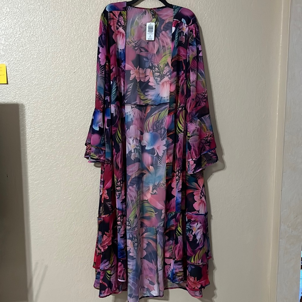 NWOT Torrid Maxi Pink Floral Chiffon Ruffle Hem
Coverup Kimono Size 3X - Picture 4 of 8